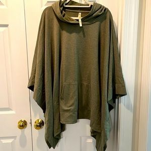Sweatshirt poncho w/kangaroo pocket and hood